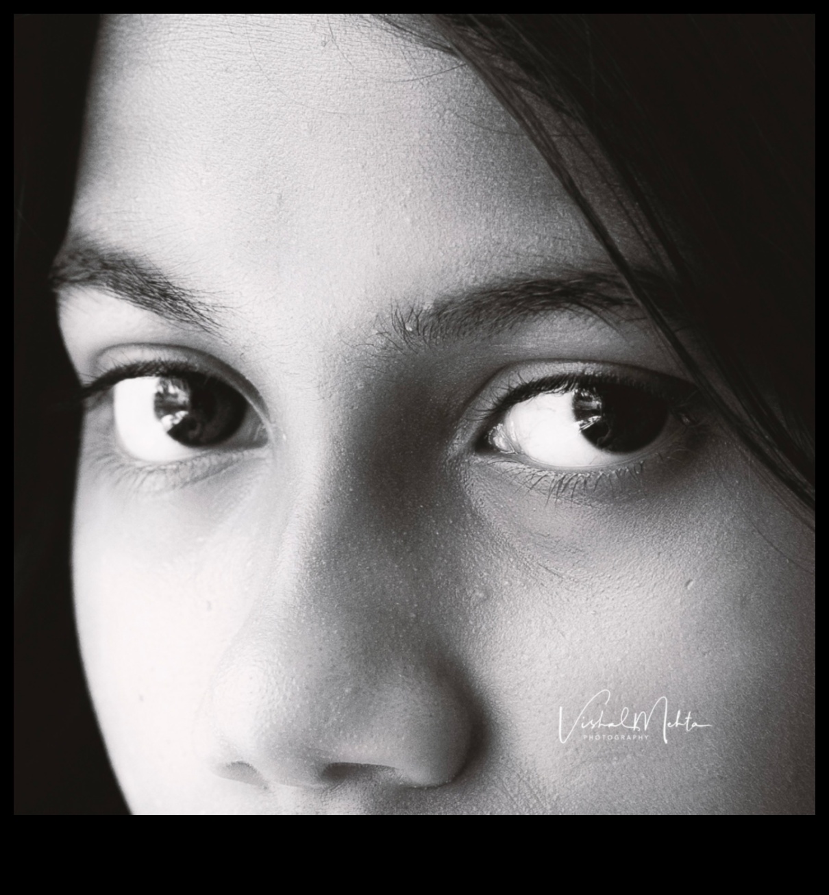 Portretu poza: izteiksmīgi fotografēšanas stili, kas runā daudz