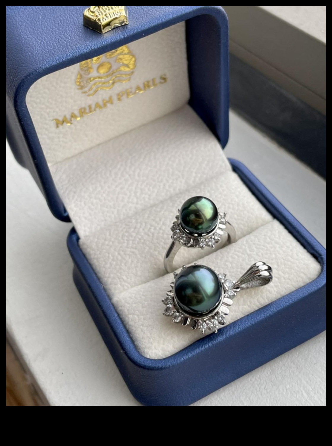 Pure Pearlescence: paaugstiniet savu klātbūtni ar pērlēm