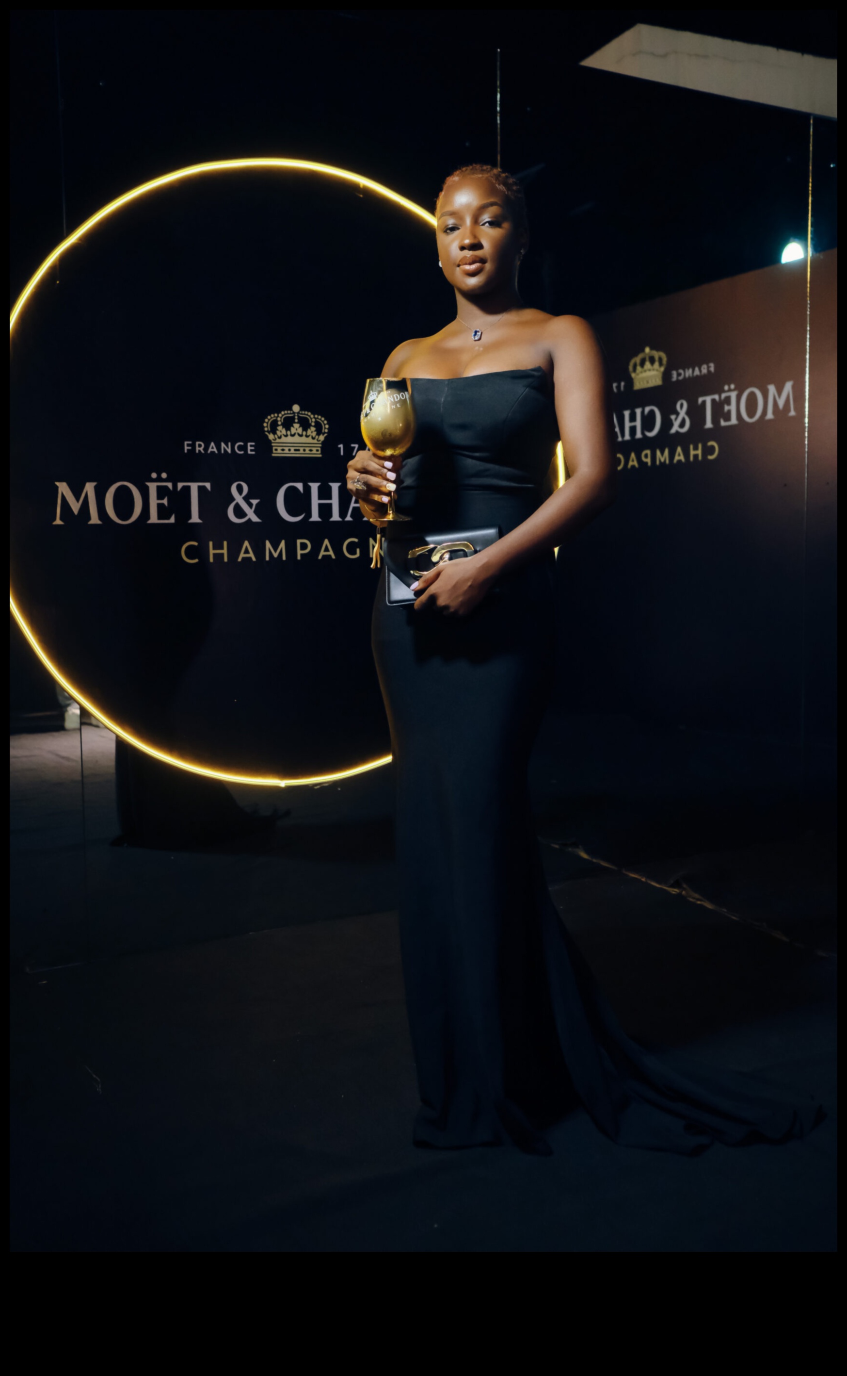 Putojošā elegance: apžilbiniet mūsu komplekta dzirksti