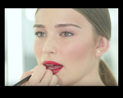 Metāliskie brīnumi: iekļaujiet metāliskus lūpu pārklājus savā izskatā