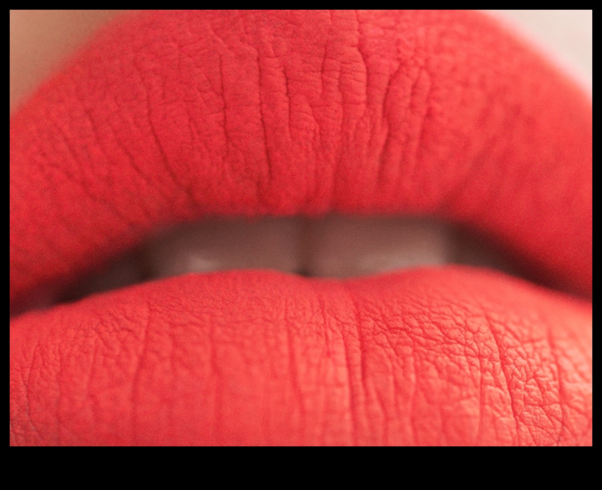 Lūpu spīduma un lūpu krāsas savienošana: uzlabojiet lūpas, lai iegūtu maksimālu efektu