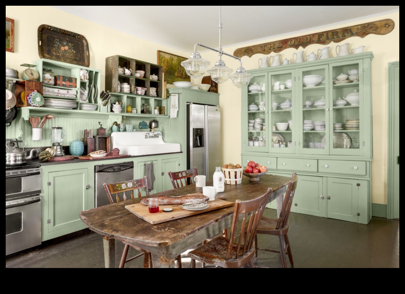 Lauku mājas stila virtuves dekors