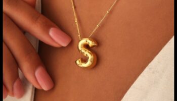 Burvīgi jūsu: personalizējiet savu stilu, izmantojot mūsu burvīgās kaklarotas