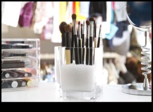 DIY otu turētāji: ikdienas priekšmetu pārveidošana par elegantu kosmētikas glabātuvi