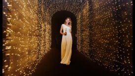 Putojošā elegance: apžilbiniet mūsu komplekta dzirksti