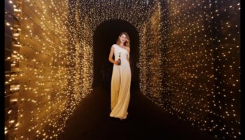 Putojošā elegance: apžilbiniet mūsu komplekta dzirksti